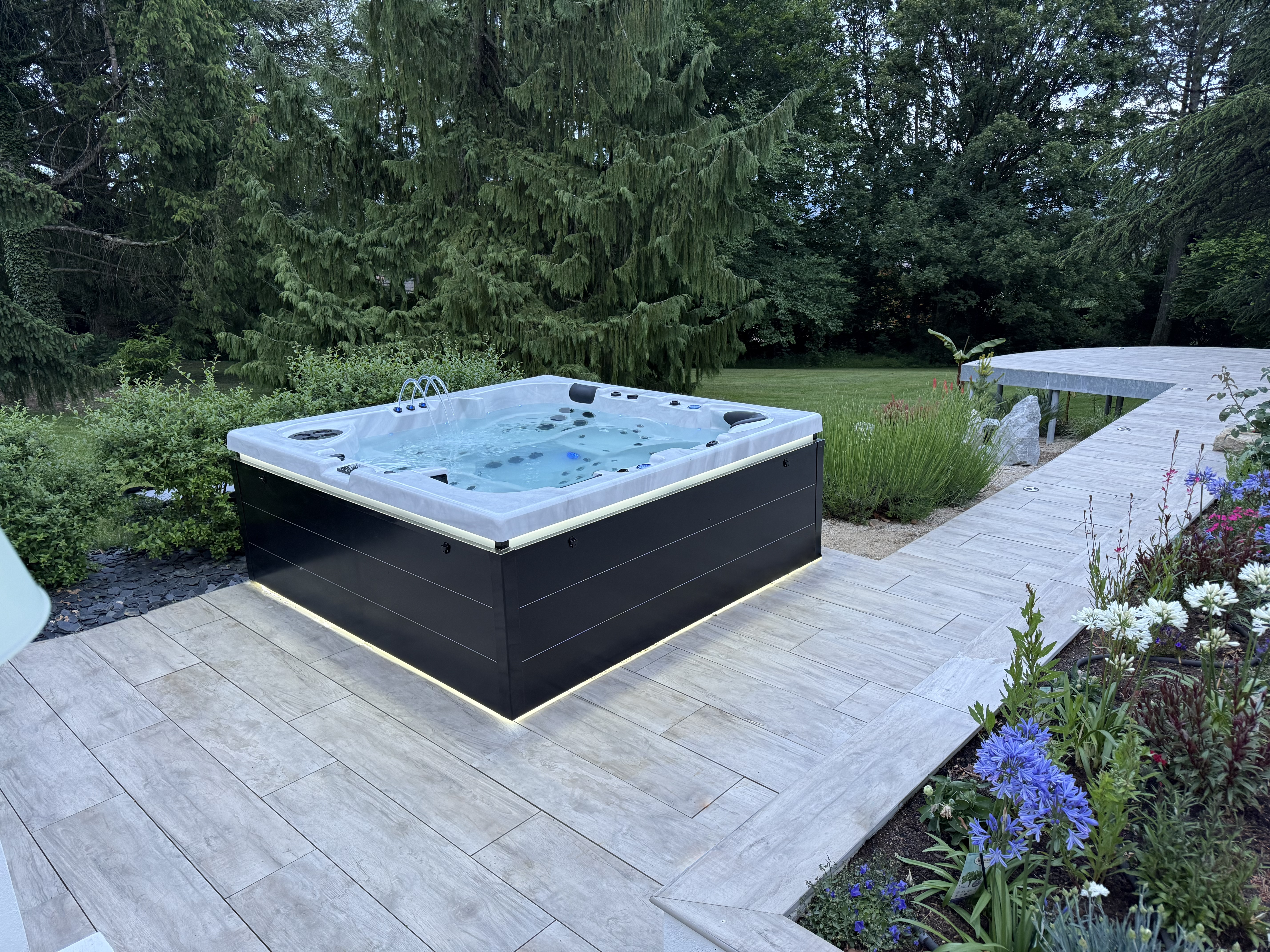 Spa moderne avec ambiance lumineuse